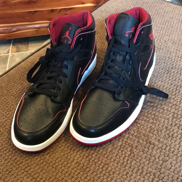 ✨⭐️RARE ✨⭐️Men’s Air Jordan 1 Mid in Black/Red Scheme. main image 10